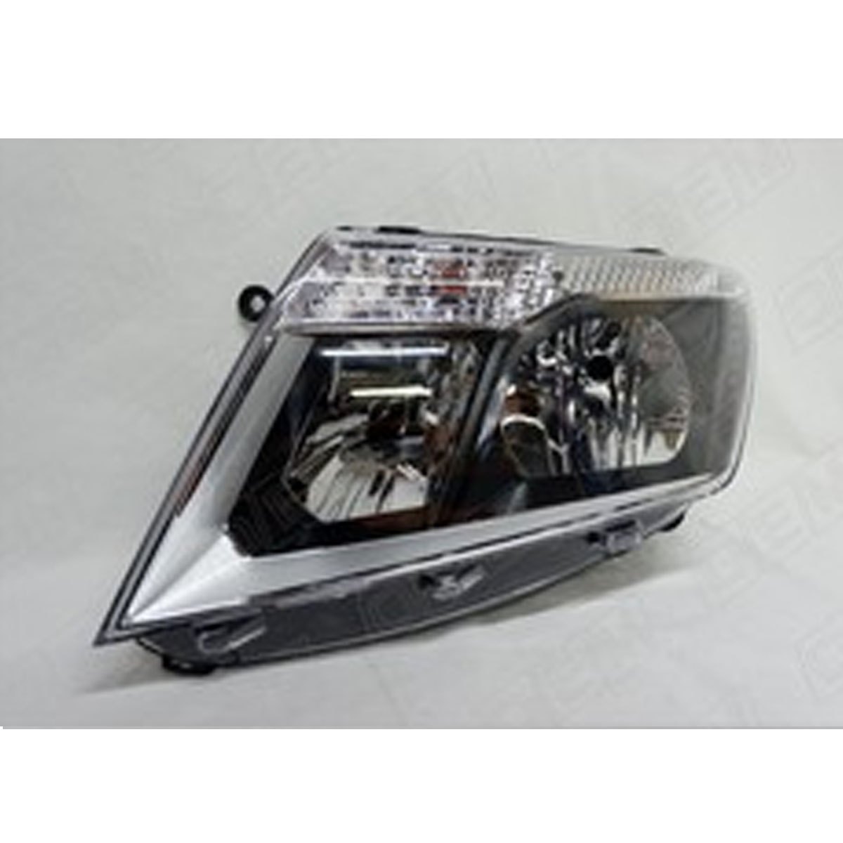 Óptico delantero izquierdo Nissan Terrano 2012