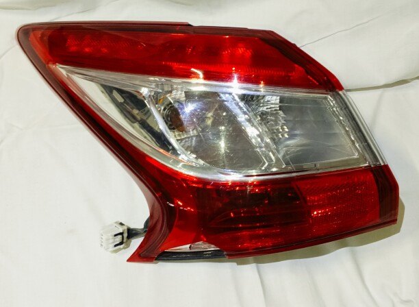 Foco trasero derecho Nissan Tiida 2012